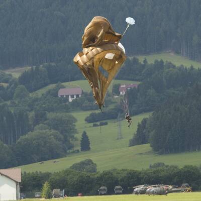 Schirme verheddert: Zwei Fallschirmspringer verletzt