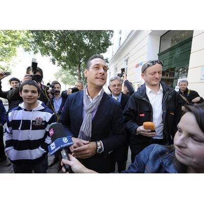 H.C. Strache (FPÖ) im Wahllokal