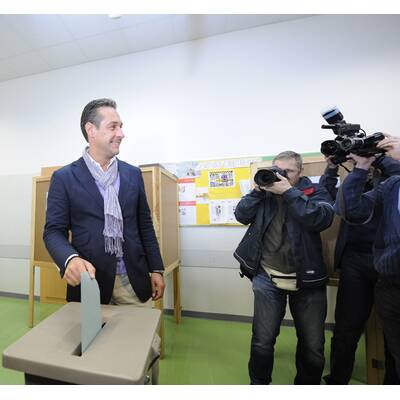 H.C. Strache (FPÖ) im Wahllokal