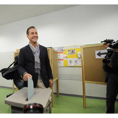 H.C. Strache (FPÖ) im Wahllokal