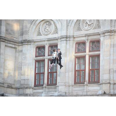 Tom Cruise: Irrer Stunt an der Fassade der Wiener Staatsoper