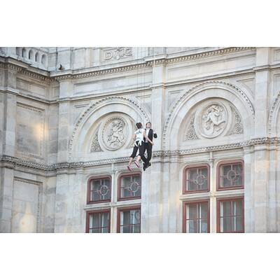 Tom Cruise: Irrer Stunt an der Fassade der Wiener Staatsoper