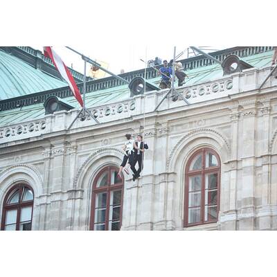 Tom Cruise: Irrer Stunt an der Fassade der Wiener Staatsoper