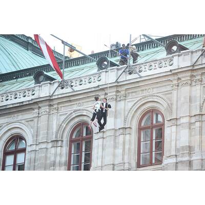 Tom Cruise: Irrer Stunt an der Fassade der Wiener Staatsoper