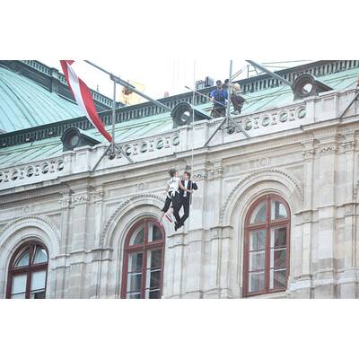 Tom Cruise: Irrer Stunt an der Fassade der Wiener Staatsoper