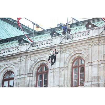 Tom Cruise: Irrer Stunt an der Fassade der Wiener Staatsoper