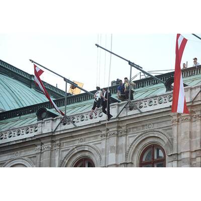 Tom Cruise: Irrer Stunt an der Fassade der Wiener Staatsoper