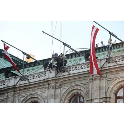 Tom Cruise: Irrer Stunt an der Fassade der Wiener Staatsoper