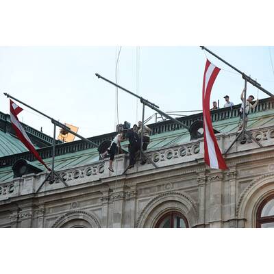 Tom Cruise: Irrer Stunt an der Fassade der Wiener Staatsoper