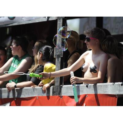 Tausende feiern Homosexuellen- und Transgender-Demo.