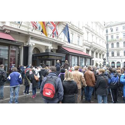 Jusnin Bieber Fans belagern Hotel Sacher