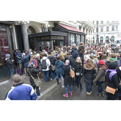 Jusnin Bieber Fans belagern Hotel Sacher