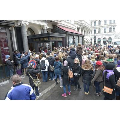 Jusnin Bieber Fans belagern Hotel Sacher