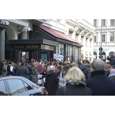 Justin Bieber Fans belagern Hotel Sacher
