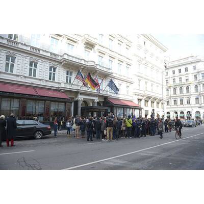Jusnin Bieber Fans belagern Hotel Sacher