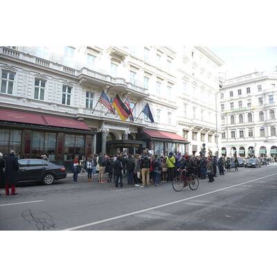 Justin Bieber Fans belagern Hotel Sacher