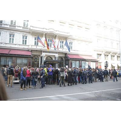 Jusnin Bieber Fans belagern Hotel Sacher