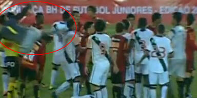 Goalie schl&auml;gt in Kung-Fu-Manier zu