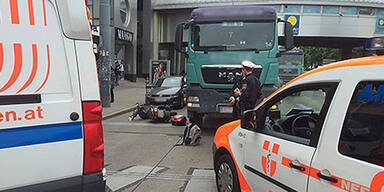 Biker rast gegen Sattelschlepper - tot