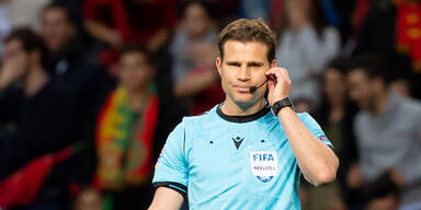 Schiri pfeift Elfmeter f&uuml;r Portugal &ndash; und gibt ihn dann der Schweiz