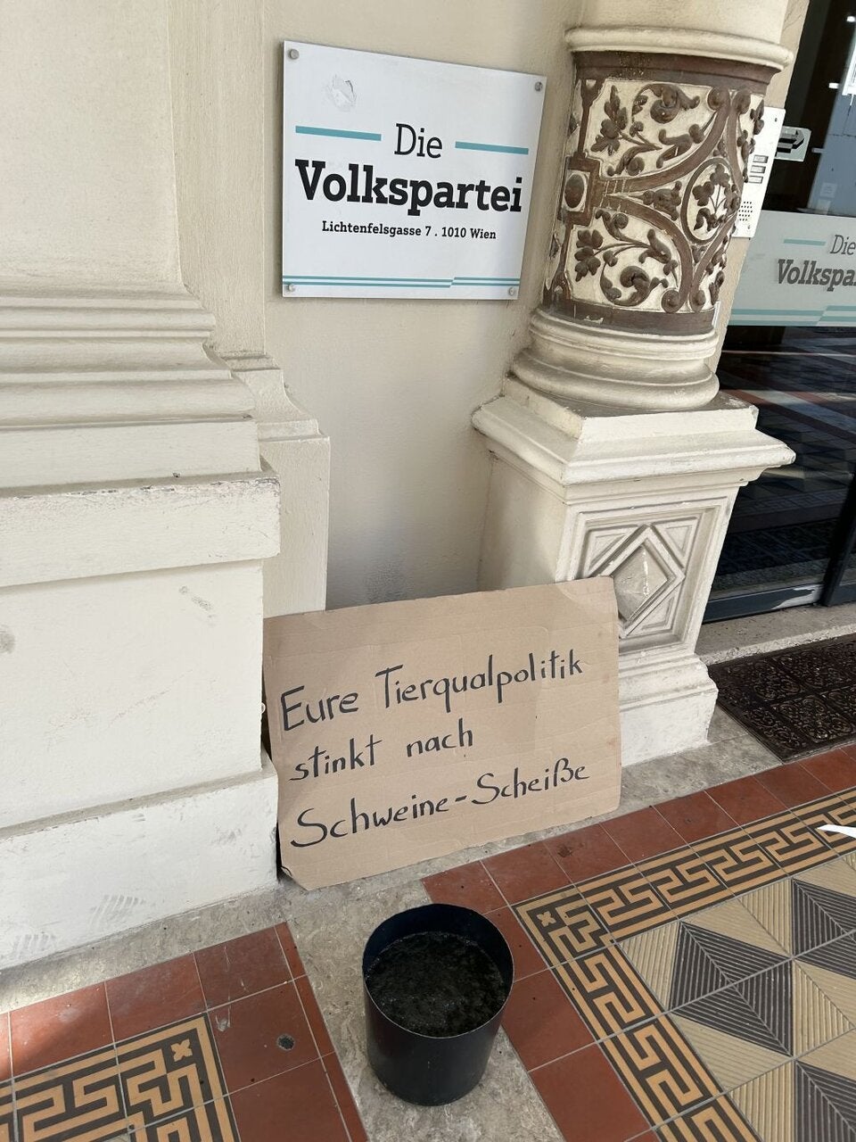 Gülle vor ÖVP-Zentrale in Wien.