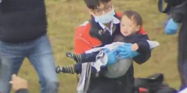 Bub (2) &uuml;berlebt Flugzeug-Absturz