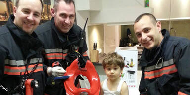 Feuerwehr befreite Bub von Kinder-Klositz