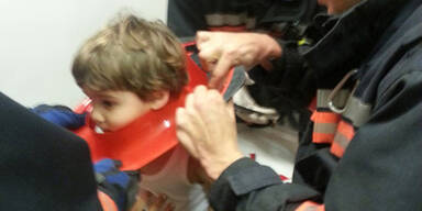 Feuerwehr befreite Bub von Kinder-Klositz