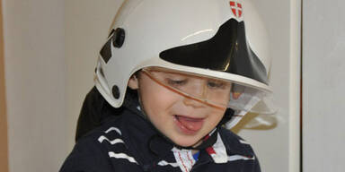 Feuerwehr befreite Bub von Kinder-Klositz