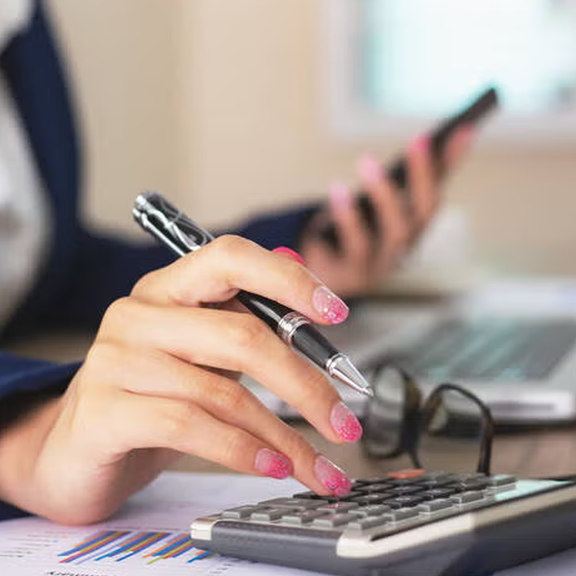 Gelder veruntreut: Buchhalterin von Hotelkette in Haft