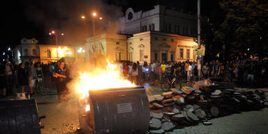 Bulgarisches Parlament stundenlang belagert