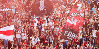 Bullen pr&auml;sentieren neues Trikot