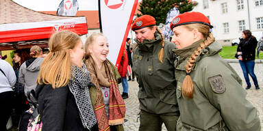 Besucherinnen im Gespr&auml;ch mit Soldatinnen beim Girls' Day 2017 des Bundesheeres in Wien.