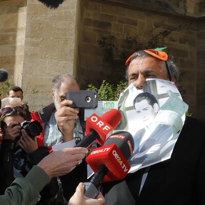 Burka-Rebell von Polizei abgeführt