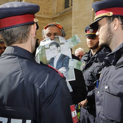 Burka-Rebell von Polizei abgeführt