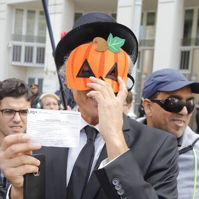 Burka-Rebell von Polizei abgeführt