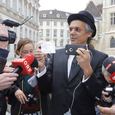 Burka-Rebell von Polizei abgeführt