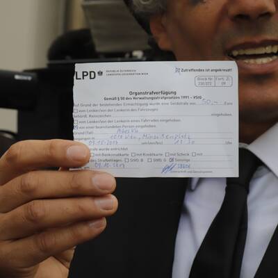 Burka-Rebell von Polizei abgeführt