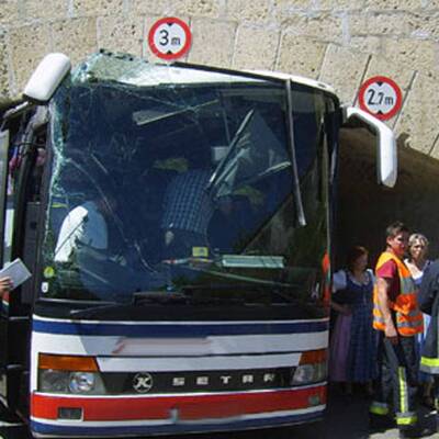Bus steckt in Unterführung