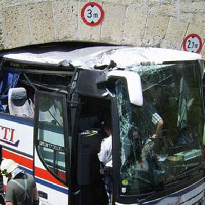 Bus steckt in Unterführung