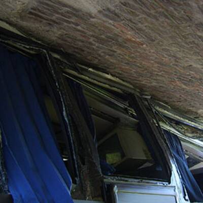 Bus steckt in Unterführung