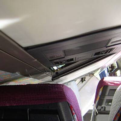 Bus steckt in Unterführung