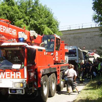 Bus steckt in Unterführung