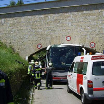 Bus steckt in Unterführung