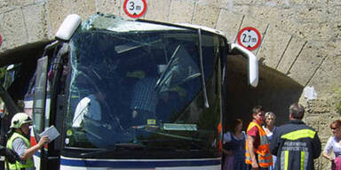 Bus bleibt in Unterführung stecken