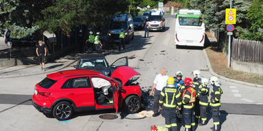 Zwei Pkw crashen mit Linienbus – vier Verletzte