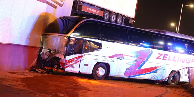 Unfall mit Reisebus: Mehrere Verletzte