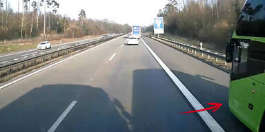 Bus-Chauffeur &uuml;berholt am Pannenstreifen