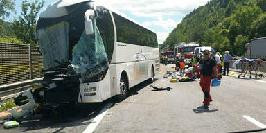 Horror-Crash auf A2: 40 Verletzte