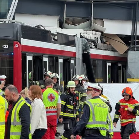 Bus kracht in Supermarkt: Ein Toter und viele Verletzte